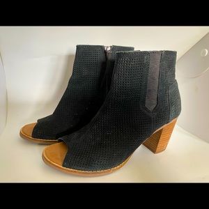 Tom’s black ankle boot size 7 wide.
